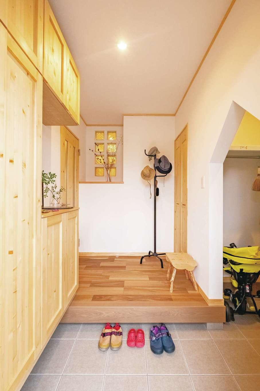 ぽっくハウス【リプルス】【1000万円台、デザイン住宅、自然素材】スッキリとまとめられた玄関は機能性も重視。多彩な収納が用意され、ガラスブロックで光と気配を行き来させている