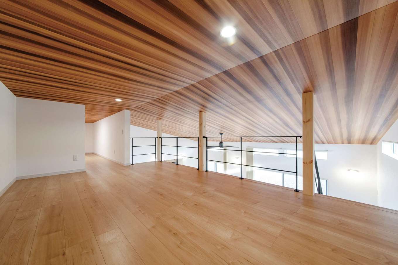 未来創建【デザイン住宅、省エネ、平屋】天井高1.4メートルのロフトは、趣味の空間や子どもの遊び場など、多目的に活用できる。小屋裏収納ともつながるマルチな空間だ