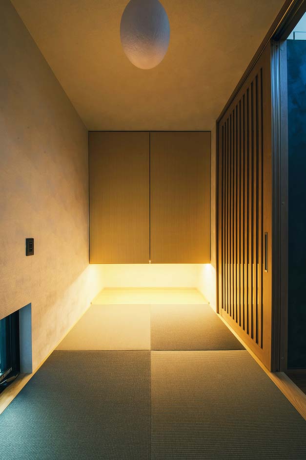 平屋建築ブルーハウス【デザイン住宅、建築家、平屋】玄関隣の4畳の和室は、ゲストを招き入れるのもスムーズ。格子の引き戸や間接照明が風情をもたらし、昼間は地窓からも明るさがもたらされる