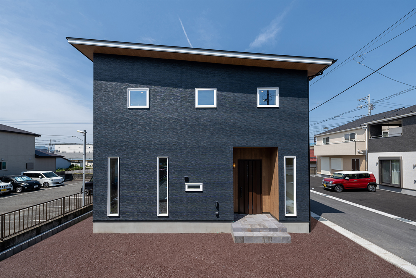 OWN RESORT HOME（オウンリゾートホーム）【デザイン住宅、趣味、間取り】約37坪のコンパクトな土地に建つ床面積33坪のK邸。ゆるやかな片流れの屋根、軒天の突板、ラインのそろった窓が美しい。洗濯物を部屋干しするため、バルコニーは作らなかった