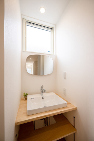 2階洗面も造作仕立て。ユニークな鏡を採用