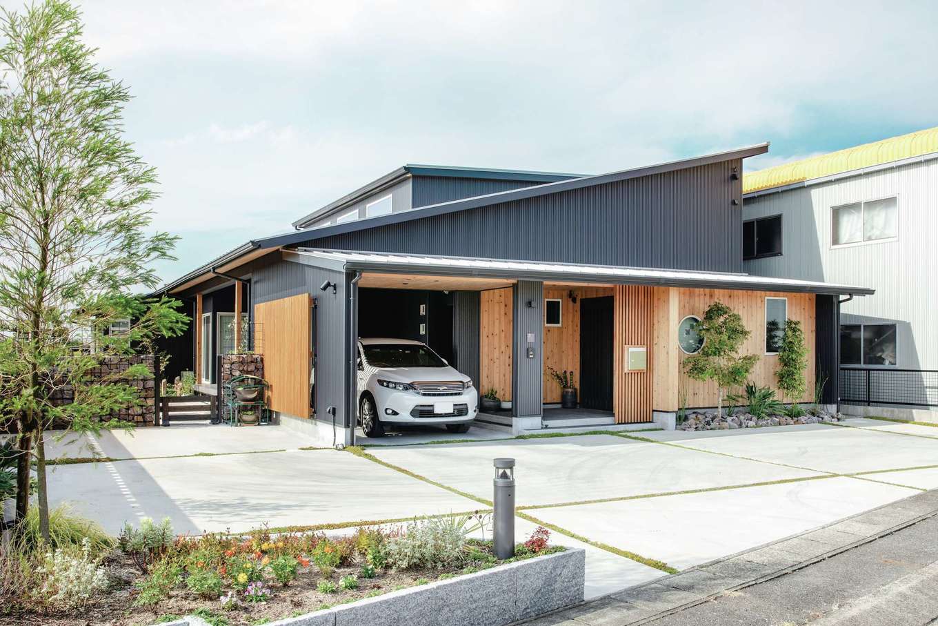 丸洋建設 ハウスオブハウス【デザイン住宅、自然素材、平屋】ガルバリウムと杉板がバランス良く調和した大屋根の平屋の外観。雨に濡れずに玄関へアクセスできるインナーガレージも便利