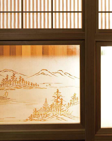 繊細な模様が施されたガラスは、建具にはめて仕立て直した。昔の家より天井が高いため、建具は材を継ぎ足して再利用されている