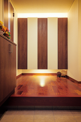 玄関ホール正面のアクセントウォール。扉を開けるとなんとそこは大容量のクローゼット