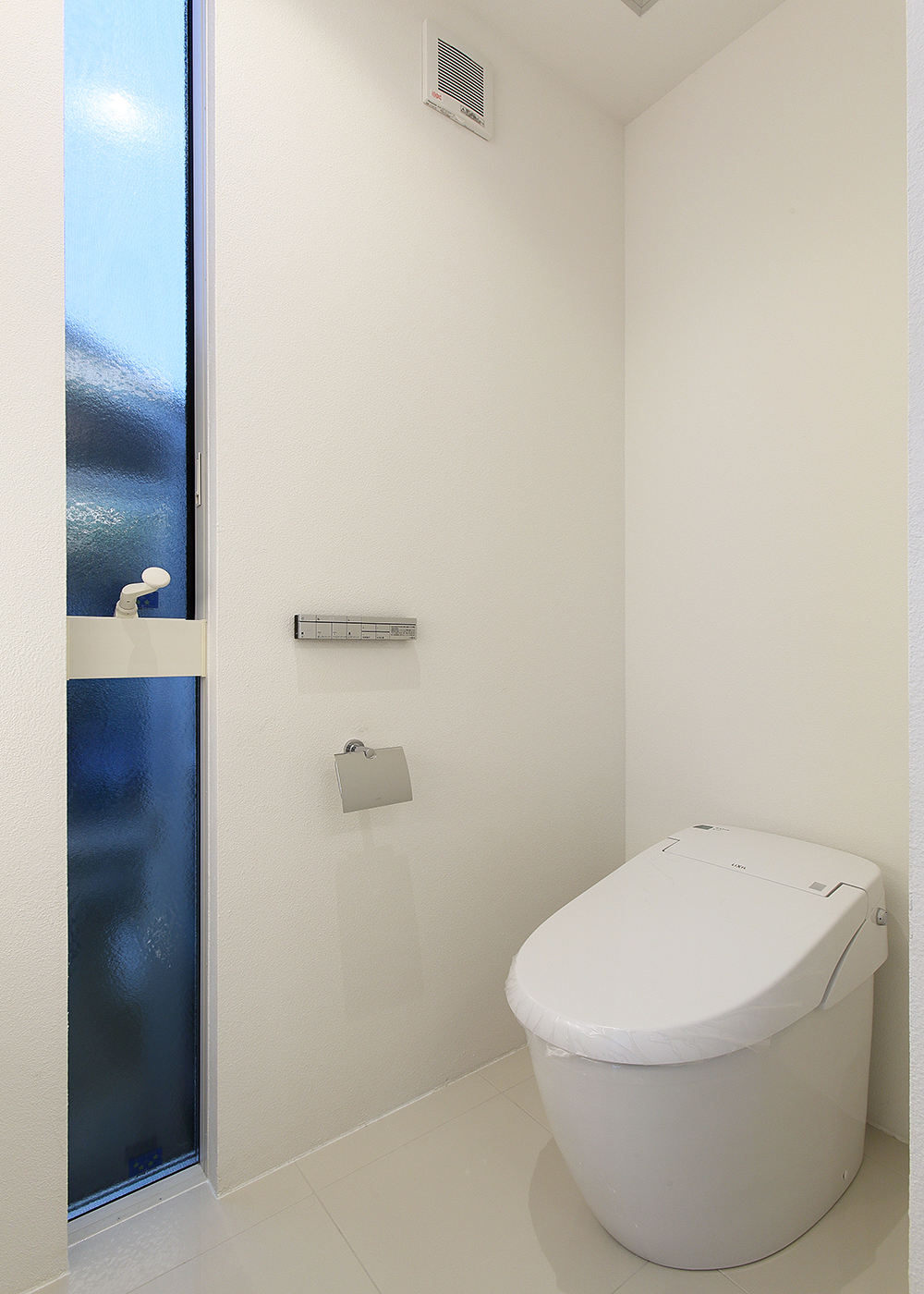 丸昇彦坂建設【デザイン住宅、間取り、ガレージ】大きく縦に取った窓で明るさを確保できるのはもちろん、曇りガラスを採用し、外からの視線や、過剰な太陽光・紫外線をカット