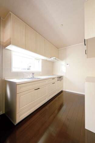 コンパクトで明るく機能的なＩ型キッチン。背面キャビネットでスッキリ収納