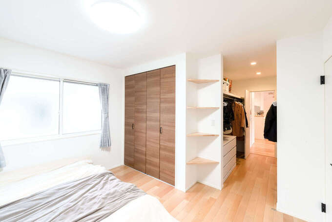 クローゼットに隣接した寝室にもウォークインクローゼットを完備。部屋の入口には棚を用意するなどの工夫も凝らして、たっぷりの収納力を確保した