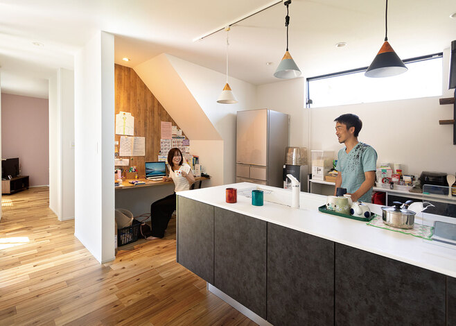 前面に収納がついたオープンキッチンがスタイリッシュ。キッチン隣に奥さまのワークスペースがあり、造作カウンターやマグネット壁を製作してもらったそう。子どもの学校の資料など書類をペタペタ