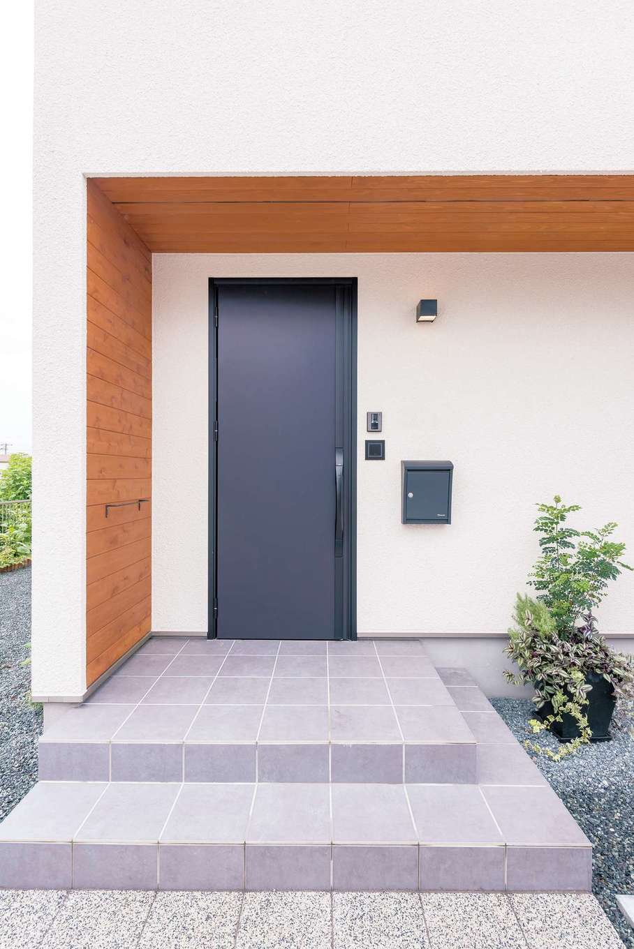 フジモクの家（富士木材）【子育て、自然素材、インテリア】玄関ポーチはあえて直角の内側だけ板貼りにしたスタイリッシュなデザイン