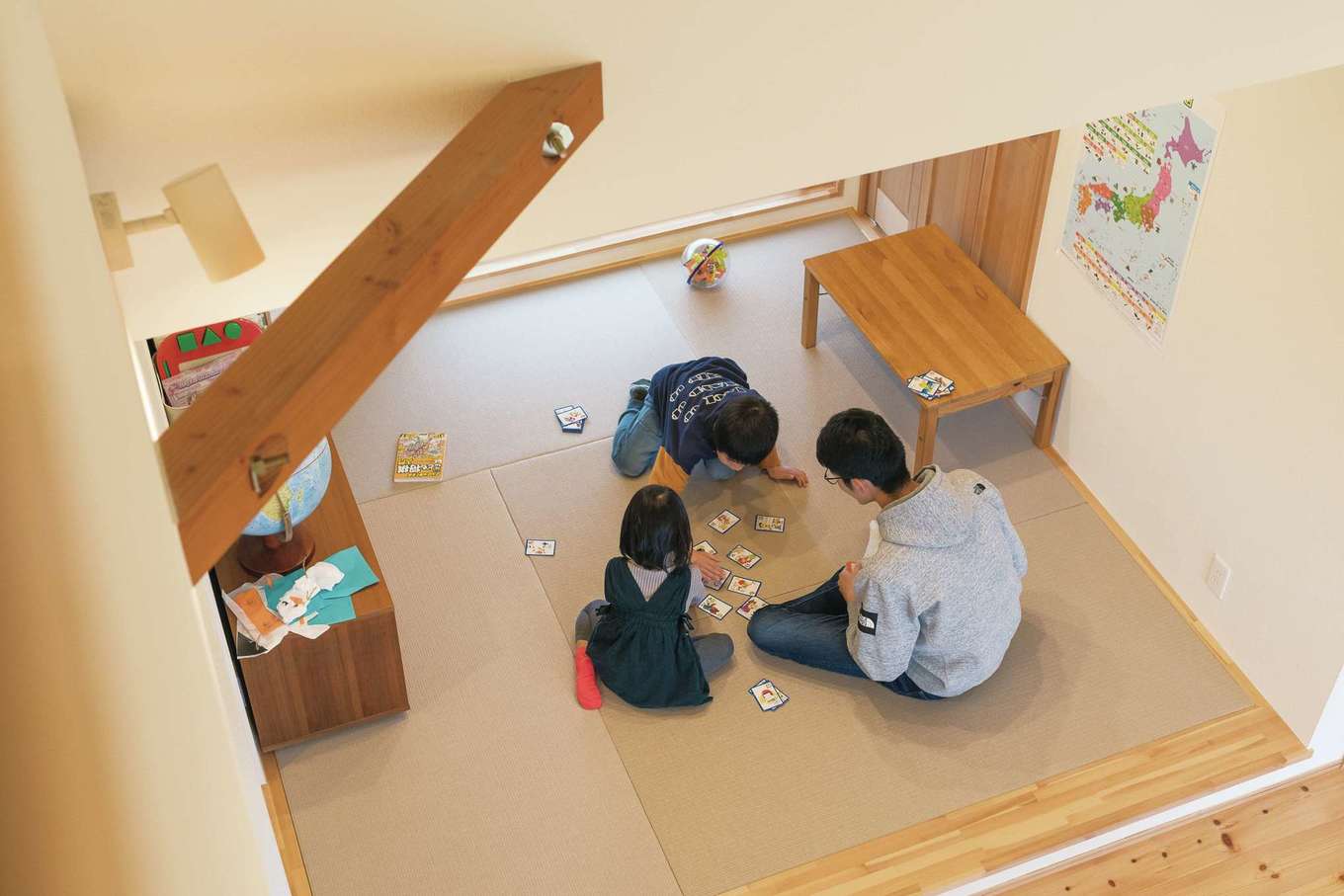 Casa（カーサ）【デザイン住宅、子育て、趣味】リビング隣接の畳コーナー。子どもたちがカードゲームをしたり、けん玉の練習をしたりとにぎやかな様子が見えて安心だ。「家に求めたのは、いつもみんなの息づかいを感じられること」と奥さま