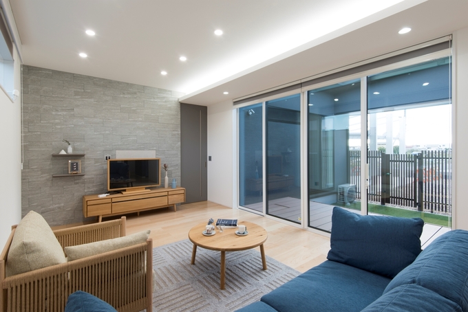 ナチュラルテイストにコーディネートしたリビング。大開口を通じて外と中がシームレスにつながる