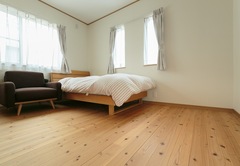 2階寝室。杉ムク材の温かみが伝わってくる