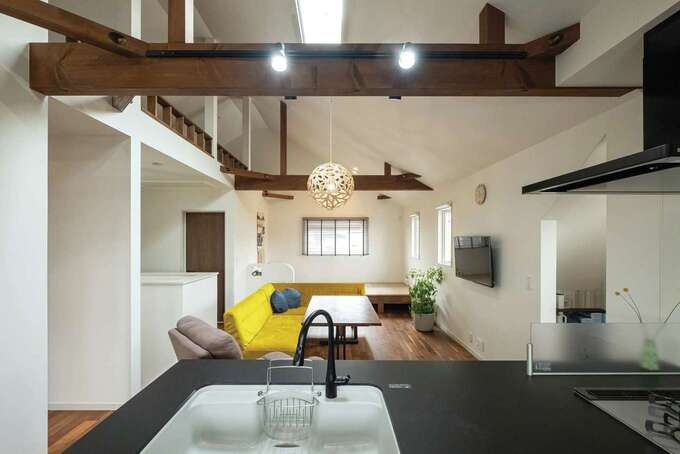 14畳のLDKを2階に。夫婦それぞれの夢を叶えた店舗付き住宅