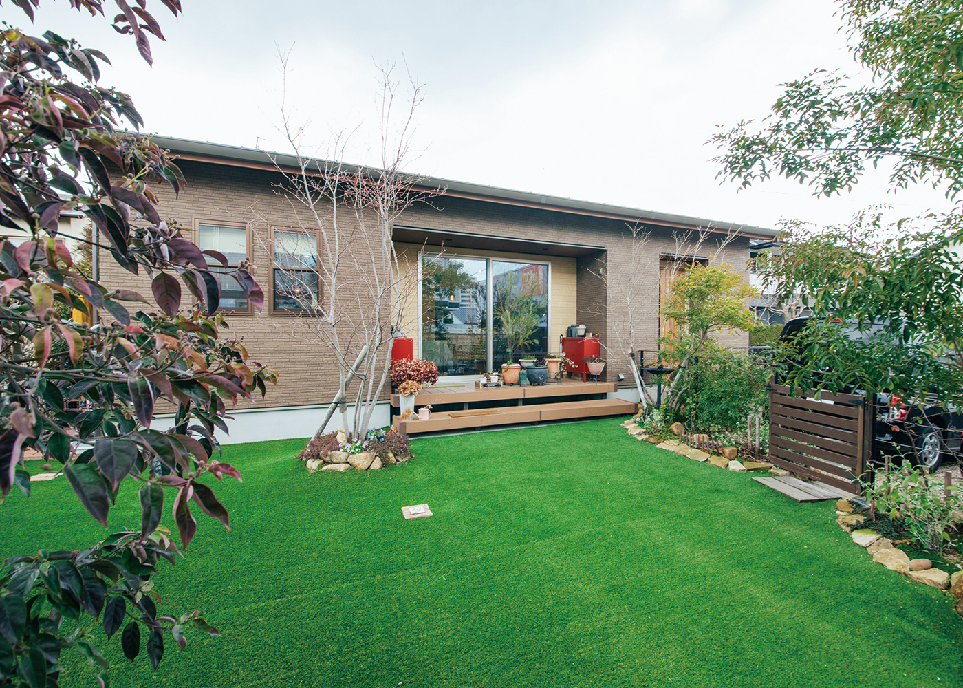 吉川住建【間取り、平屋、鉄骨鉄筋コンクリート構造】11.56kWの太陽光発電で昼の電気を“自給自足”。断熱性能のおかげで冷暖房の効きが良く、光熱費を抑えた暮らしが叶う