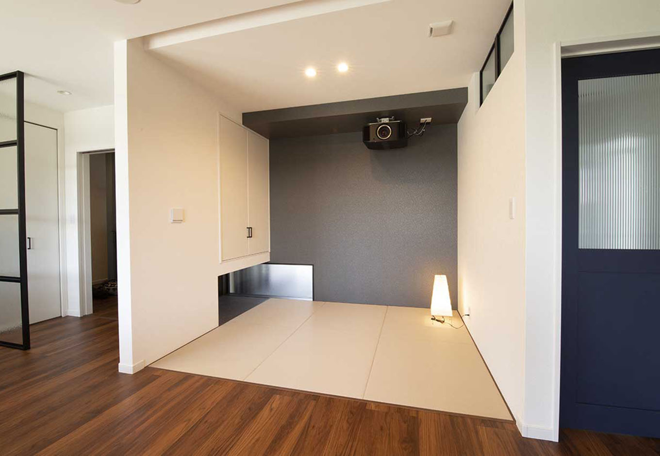 遠州鉄道 遠鉄ホーム【デザイン住宅、平屋、インテリア】リビング横の畳コーナーは大人や子どもがくつろげる空間に。