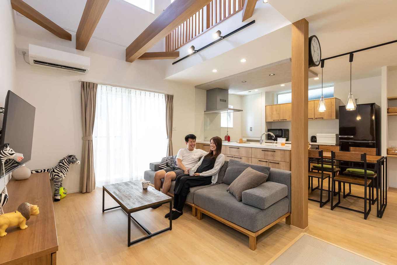 ユートピア建設【収納力、省エネ、インテリア】空へと視界が広がっていく吹抜けのリビング。将来ワンちゃんを飼いたいので、足腰に負担がかからないペット用のフローリングを採用