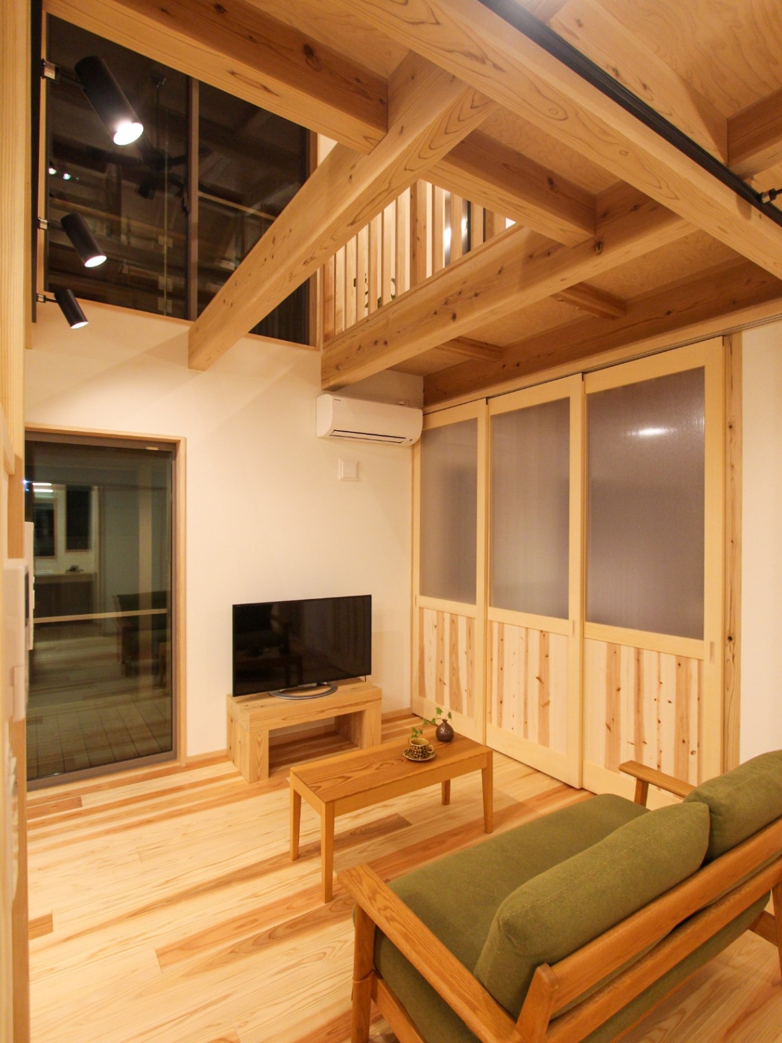 アクトホーム｜土間サロンとリビングは、3枚の建具で仕切ることも可能です。