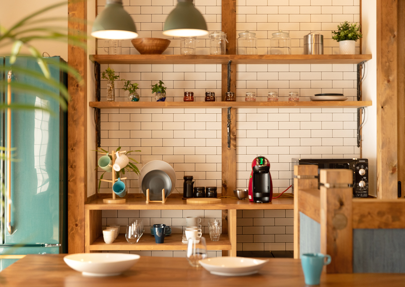 サイエンスホーム【静岡市葵区羽鳥本町4-32・モデルハウス】キッチンの背面には造作で見せる飾り棚を設置。その隣には引き戸で隠せるタイプの収納を用意