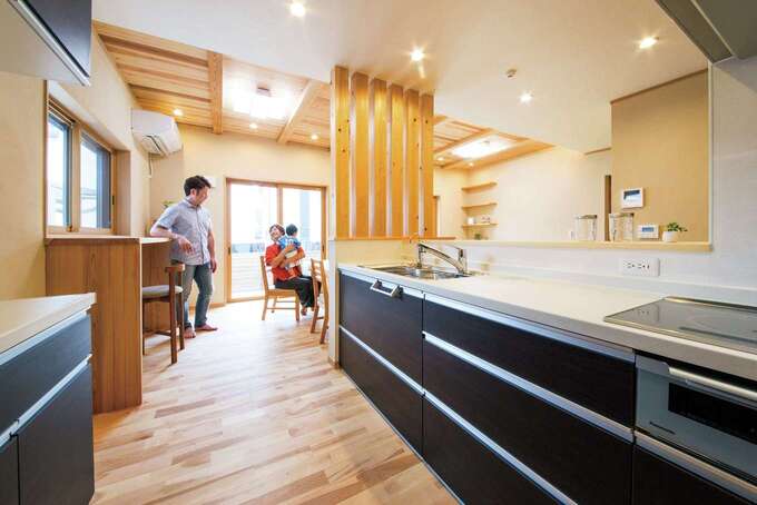 キッチンは家族と一緒に調理や片付けができるようにワークスペースにゆとりを持たせてある。ダイニングテーブルを一列に配置してあるので、片付けや配膳が効率良くできる