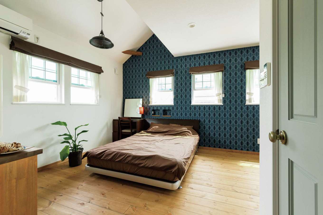 富士ホームズデザイン【デザイン住宅、建築家、インテリア】寝室にはドアを2つ設けてあり、将来子どもが増えたら現在の子ども室と寝室をチェンジして2部屋に分ける予定