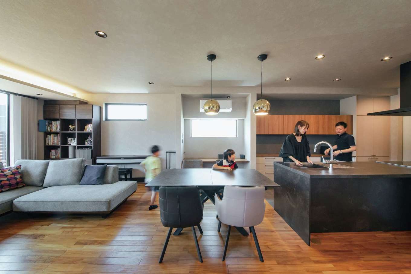 SEVEN HOUSE/セブンハウス【デザイン住宅、子育て、間取り】23.6畳のLDK。家族みんながいつも自然に集まってきて団らんのひとときを楽しむ。その一方で、それぞれが思い思いに過ごせるような空間づくりも意識して設計されている。夏はエアコン1台、冬は床暖房だけで快適に過ごせる