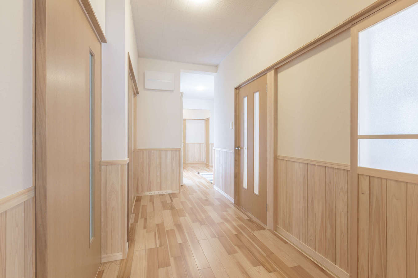 まちの大工さん 鈴木工務店【夫婦で暮らす、間取り、平屋】室内の廊下は、車椅子でも行き来しやすいように幅を広くしてある。腰壁にはヒノキの無垢板を使用