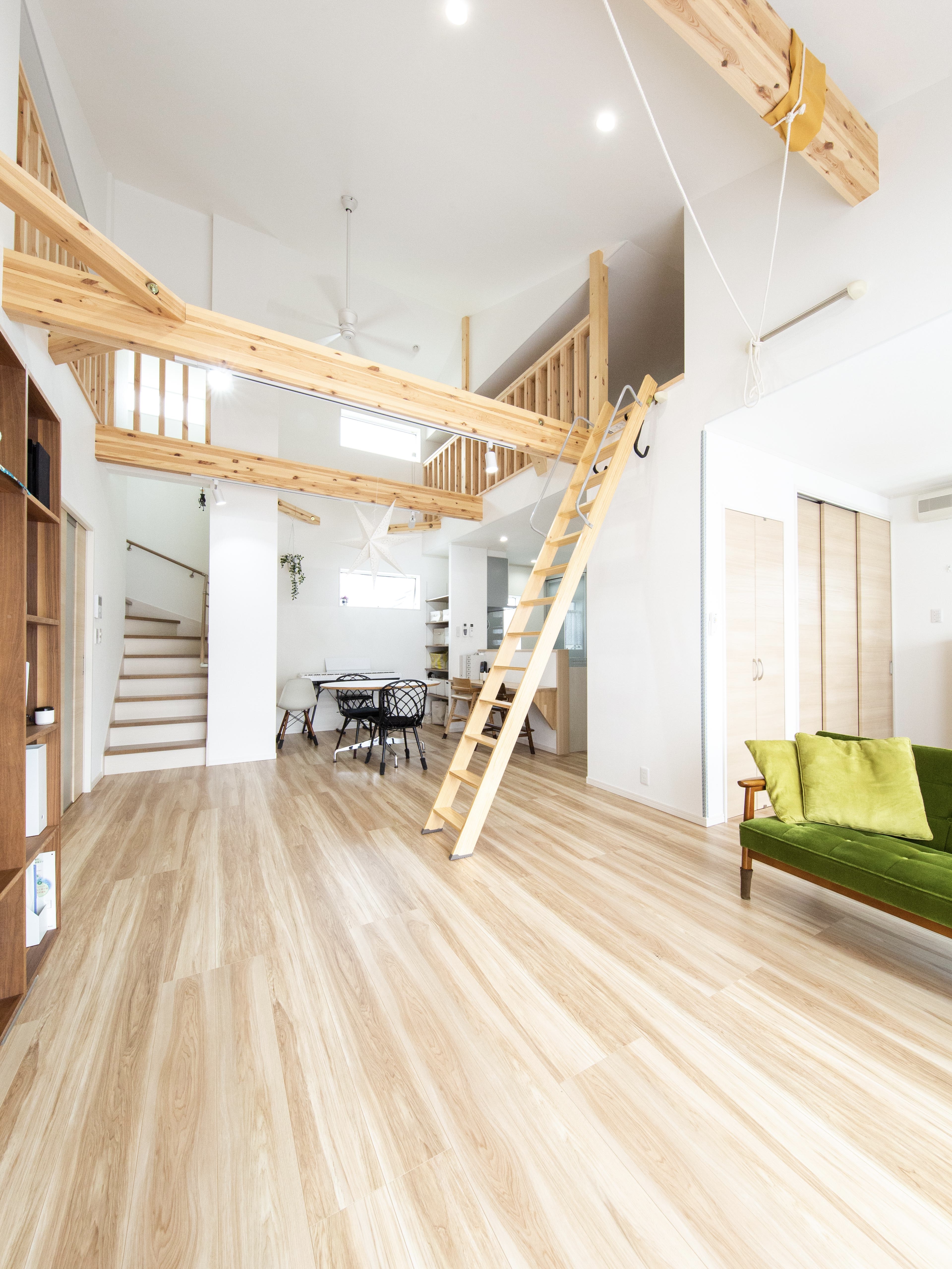 エスホーム｜ソファの後ろは設計当初、和室にする考えだったが、将来的に子供部屋として使うことを考えて仕切らずLDKと同じフローリングで仕上げて汎用性を高めた。