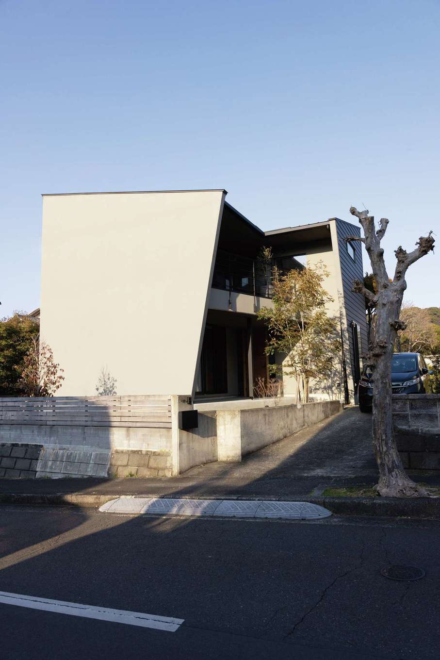 TENアーキテクツ 一級建築士事務所【デザイン住宅、狭小住宅、間取り】大きな袖壁の形状が目を引く外観
