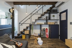 個性的な鉄骨階段の下には、置くものに合わせた棚を設置。