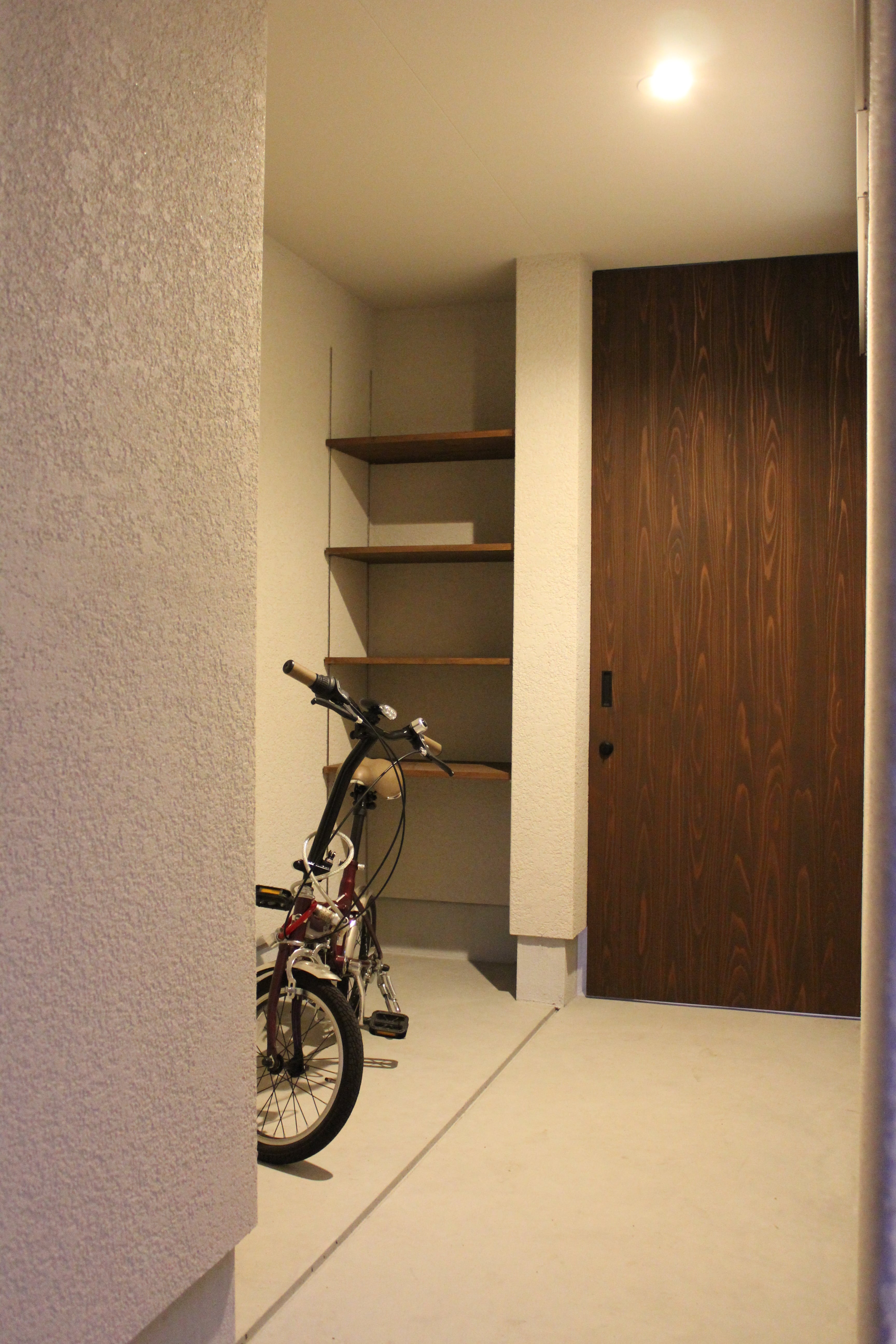 安田住宅｜安田建築設計室｜外部の収納スペース。自転車やベビーカー、子供の遊び道具やゴルフバックなど雨と紫外線から守ってくれている。
