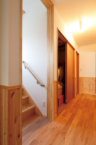 階段下の収納は、立派な雛人形と五月飾りのケースがそのまま収まるサイズ。飾る時もしまう時も便利