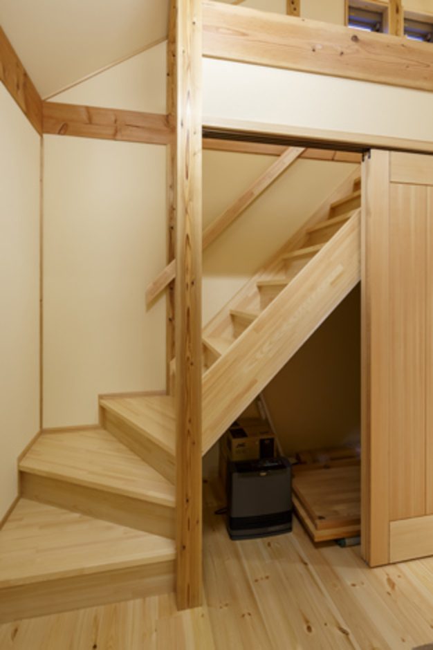ロフトに上がる階段のデッドスペースを活かした収納庫。ムダな空間を作らない家づくりが『瀧口建設』スタイル
