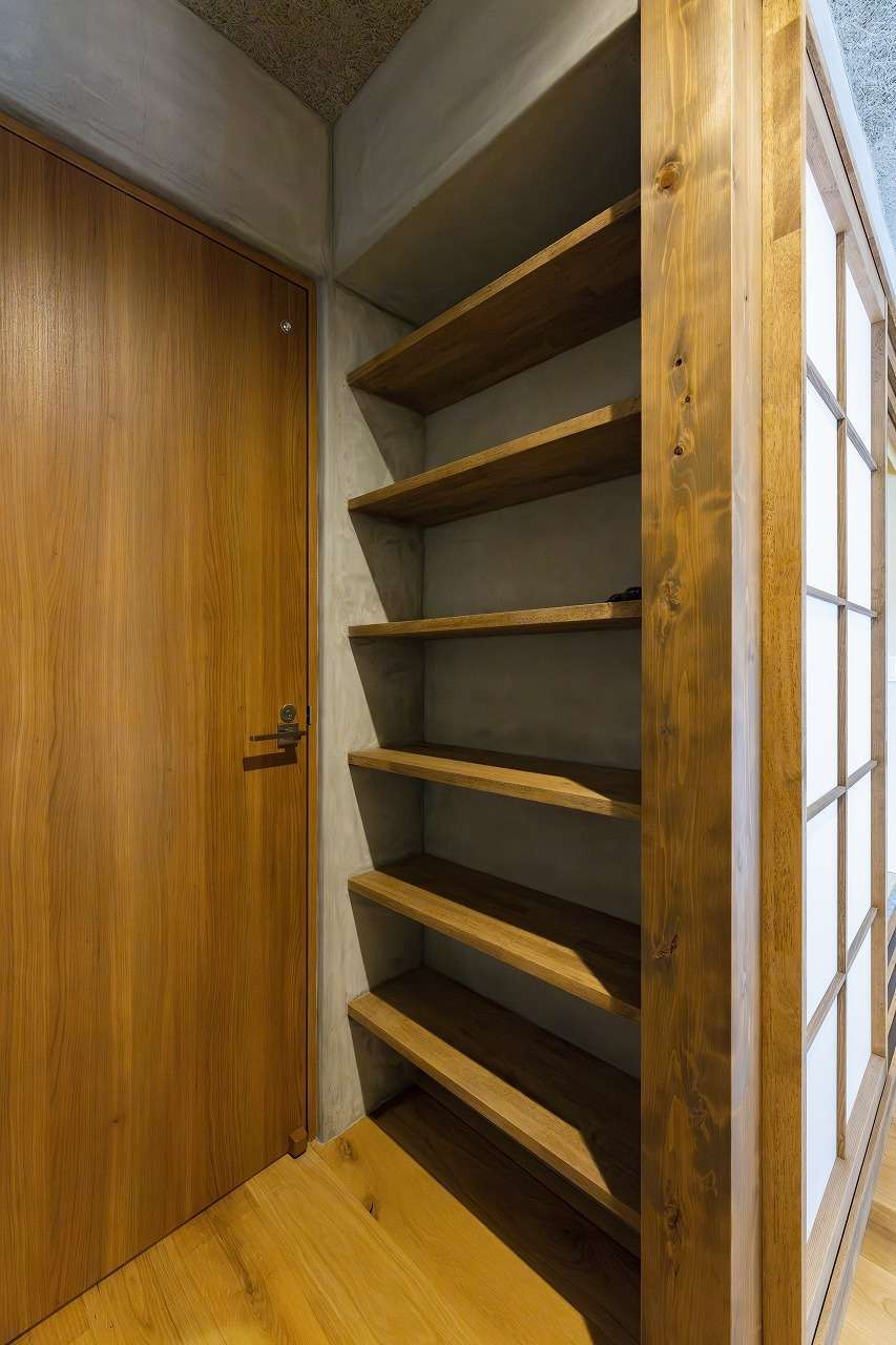 温戸ライフ【趣味、自然素材、インテリア】読書好きなKさんのためにトイレ前の壁一面を本棚にするなど、空間を無駄なく活用している