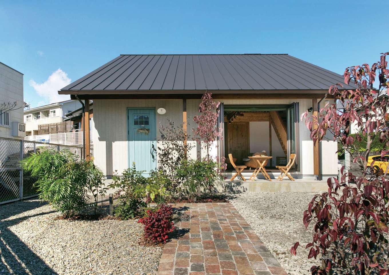 サイエンスホーム【1000万円台、デザイン住宅、自然素材】南国リゾートをイメージした外観が青空によく映える。淡いミントブルーの玄関ドアがアクセントに。テラコッタタイルのアプローチは、帰ってくるたびにワクワクする。四季折々の庭の景色も暮らしの一部になる