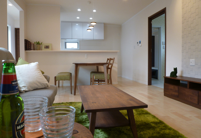 明るい床と木目の建具が、優しい印象のLDK空間