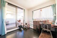 ホールに面しデッキからの行き来もできる子ども部屋。日当たりも良く暖かい