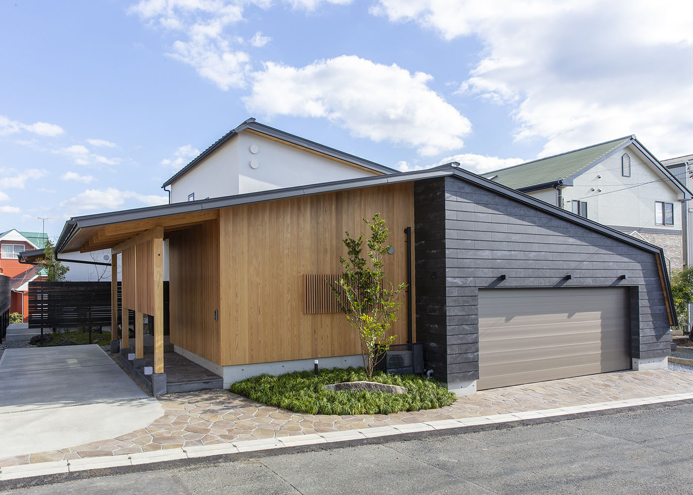 石牧建築【デザイン住宅、ガレージ、インテリア】焼き杉、SOLID、塗り壁がバランスよく調和した外観は、住宅というよりも洗練された美術館のよう。2階をコンパクトにまとめ、1階でほぼ生活を完結できるようプランニング。太陽光発電を搭載し、ソーラーパネルの発電時の熱を有効利用する『石牧建築』オリジナルの集熱システム「ISソーラー」を備えている