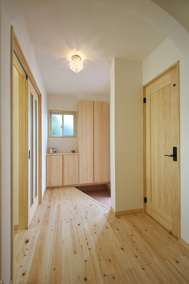 ワイズホーム｜玄関周りにも作り付けの家具があり、収納力抜群。入った瞬間にやさしい木の香りが迎えてくれる