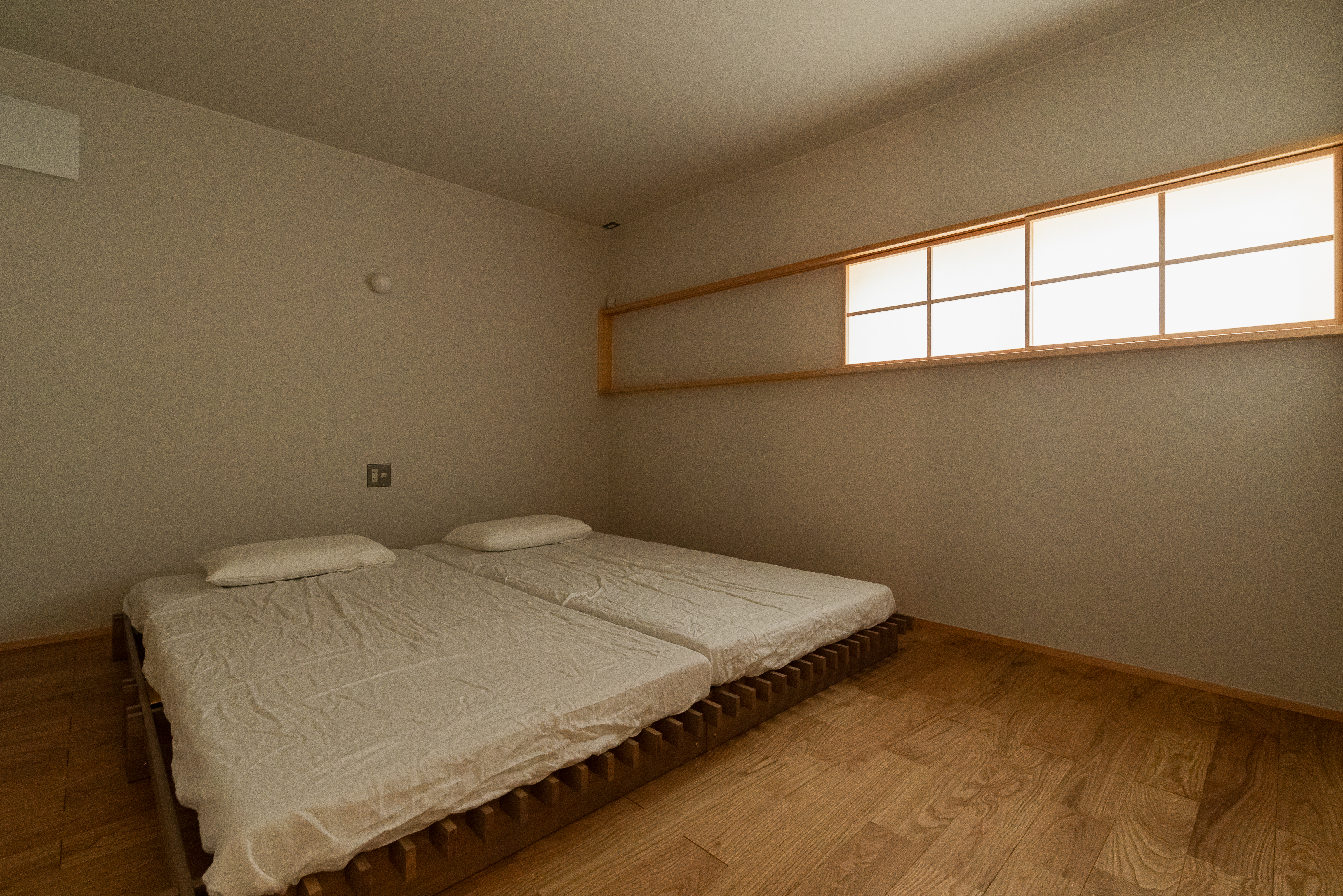 仲田工務店【趣味、間取り、平屋】天井を低めにした寝室。障子を開ければお庭の木々を眺める事ができる