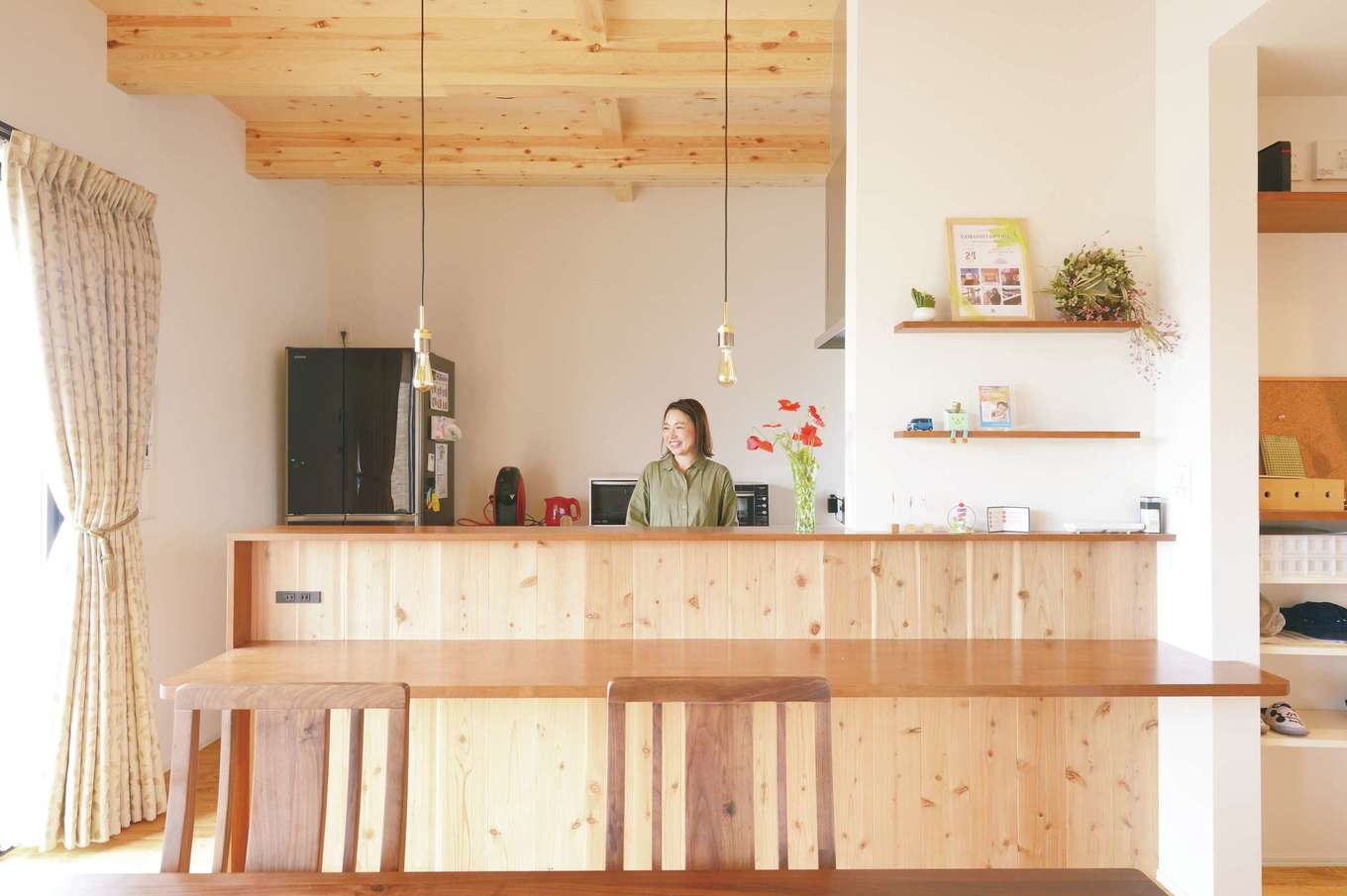 MABUCHI【子育て、間取り、建築家】家族がどこにいても様子が見えるオープンキッチン。子どもを寝かしつけてから夫婦でお酒を楽しむためにカウンターを造作