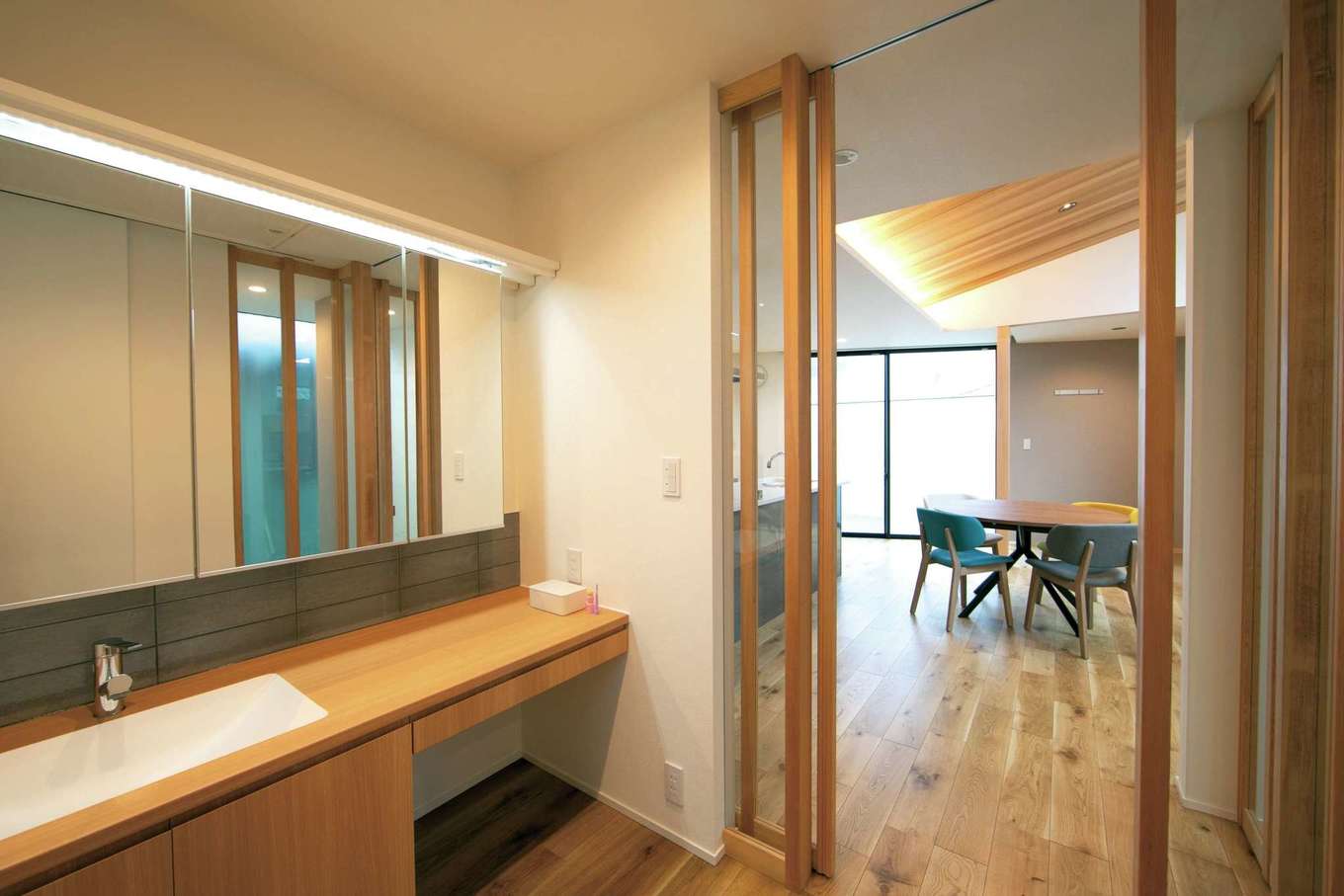 TENアーキテクツ 一級建築士事務所【デザイン住宅、子育て、建築家】2階リビングの手前に造作の洗面コーナーを