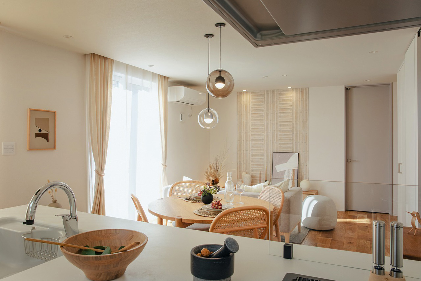 遠州鉄道 遠鉄ホーム【浜松市中央区青屋町400・モデルハウス】キッチンは対面式で、リビングやダイニングの様子を見渡しながら家事ができ、家族との絆も自然と深まる。