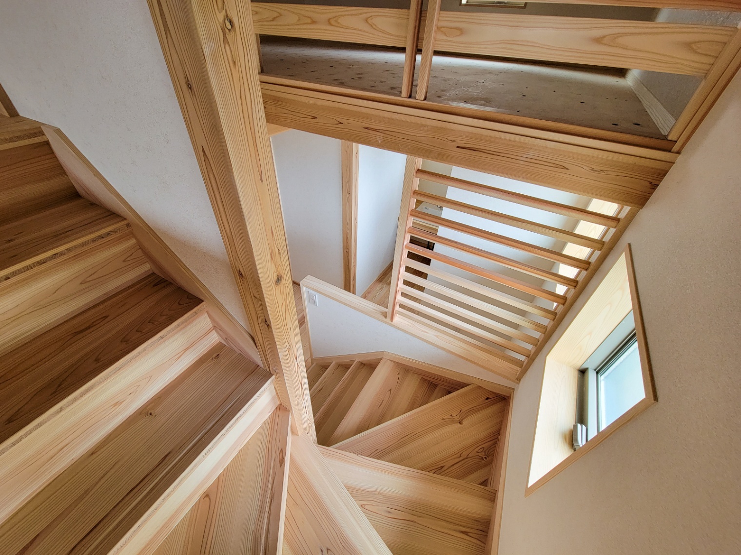 アクトホーム｜無垢杉を活かした造作階段。大工の手技が光る踏板と手すりが、住まいに温かみと上質感を添えます。