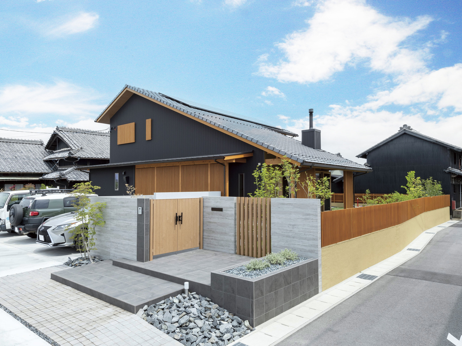 広和木材｜伝統的な和風の外観を備えた現代風の住まい。自然素材と直線的なデザインが魅力的である。