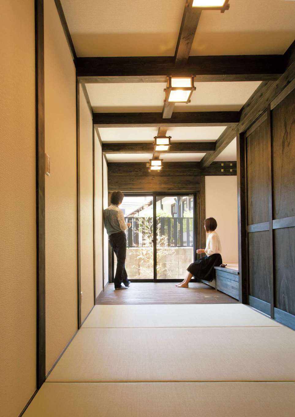 サイエンスホーム【1000万円台、趣味、自然素材】畳の間と板の間を繋げた母の主寝室。板の間には畳ベッドもある。玄関からもアクセスしやすいので、将来的にも安心