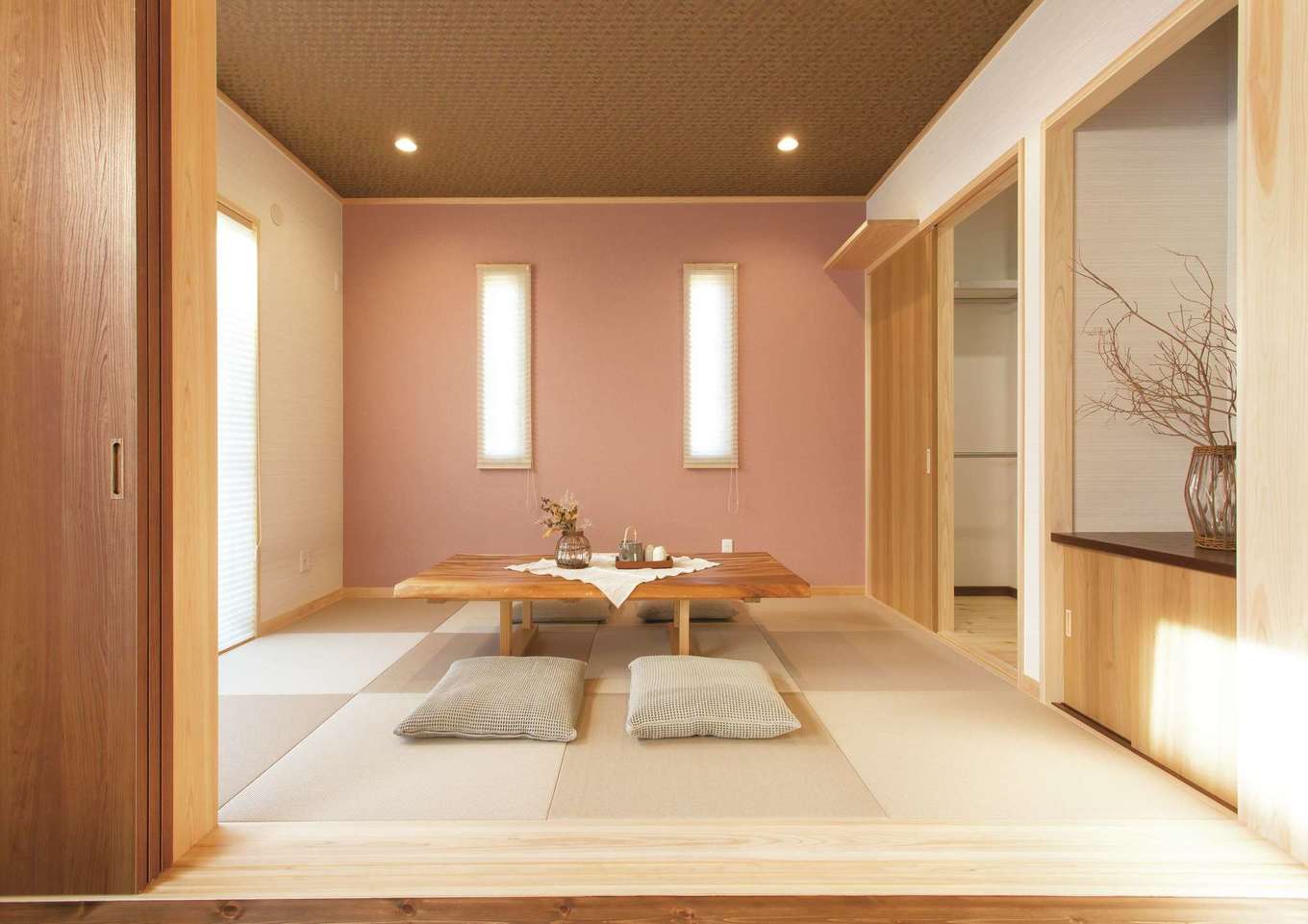 住まいるコーポレーション【デザイン住宅、自然素材、インテリア】リビングの続き間の和室。リビングの雰囲気となじむように、縁なし畳と大壁のクロス仕上げでシンプルにデザイン。ウォークインクローゼットも設けてあるので、将来的に寝室として利用することも可能