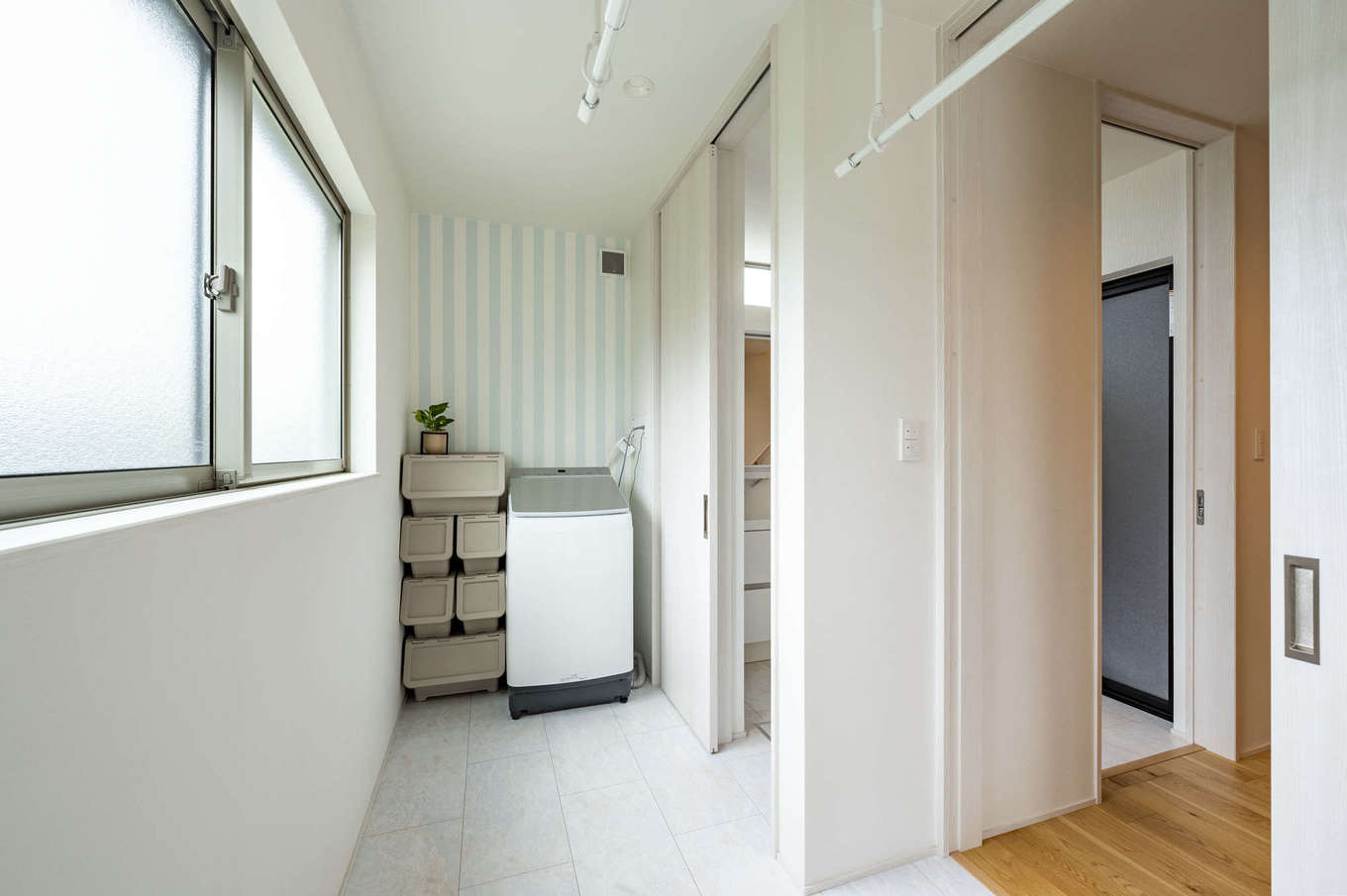 AQURA HOME（アキュラホーム）【デザイン住宅、収納力、間取り】3.5畳の明るいランドリールーム。部屋干しできるのはもちろん、テラスデッキで外干ししたいときもスムーズにアクセスできる