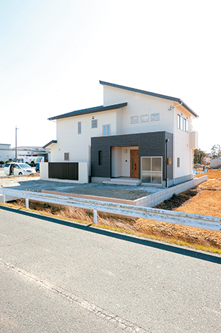 セイケンハウス【デザイン住宅、子育て、輸入住宅】田園風景でひときわ存在感を放つスタイリッシュな外観
