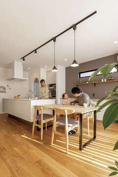 アイランドキッチンの真横にダイニングテーブルを配置したことで、奥さまの家事効率もグーンとUP