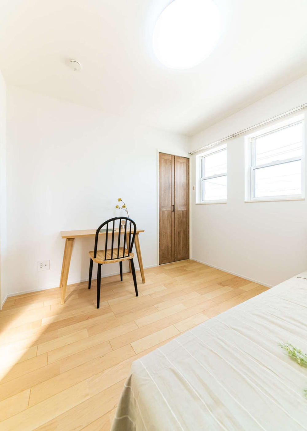 アーキテックス【1000万円台、デザイン住宅、収納力】2階の子ども部屋は4.5畳×2部屋。白い上げ下げ窓がかわいい